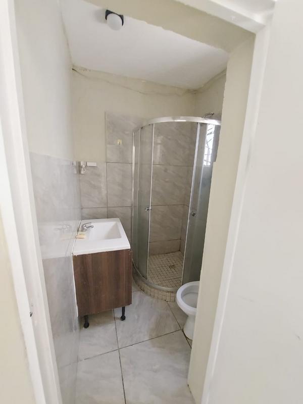 1 Bedroom Property for Sale in Goodwood Central Western Cape